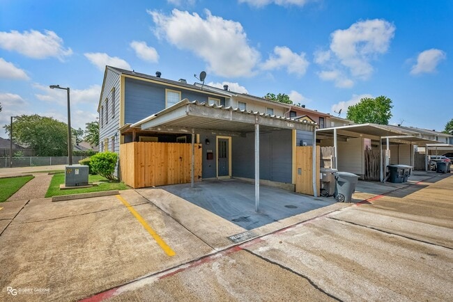 Building Photo - 10142 Carlsbad Dr