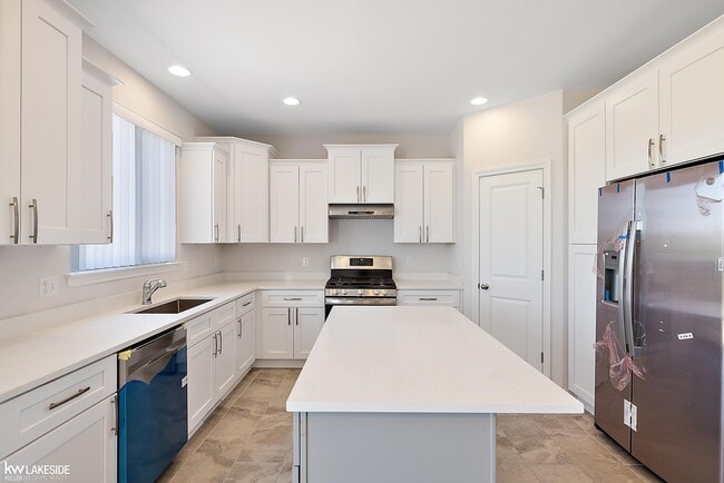Building Photo - 23827 Shadow Woods Dr