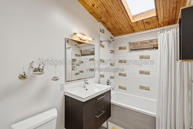Building Photo - 1541 Garrison Pl