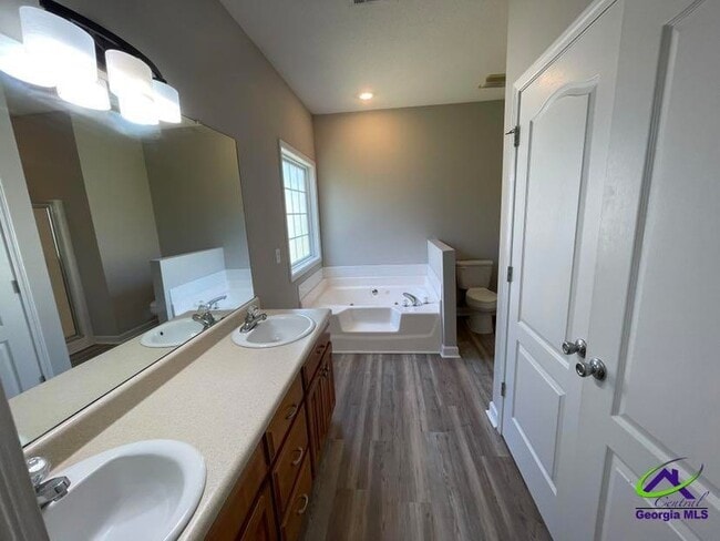 Building Photo - 114 Cedarland Dr