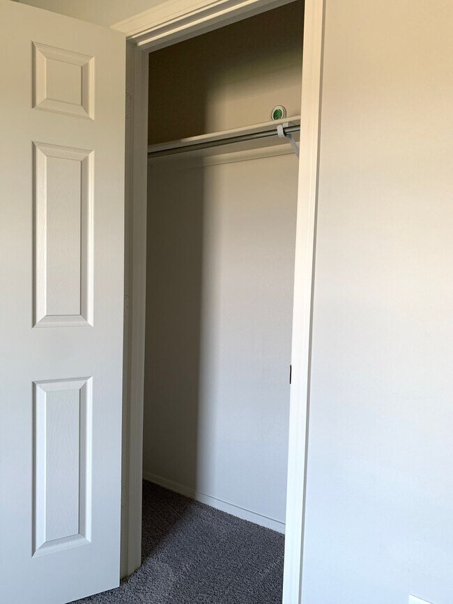 Building Photo - 3 bed 2 bath-Valley View-2 Car Garage