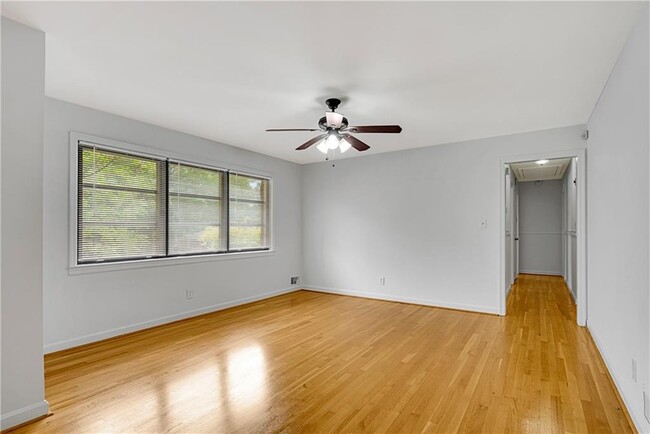 Building Photo - 718 Birchwood Ln SW