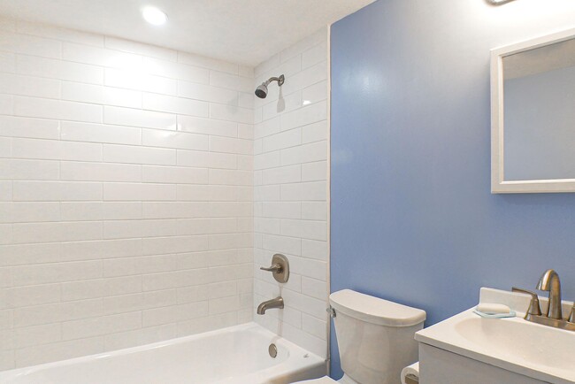 Building Photo - Fully remodeled 2-bedroom, 2-bathroom cond...