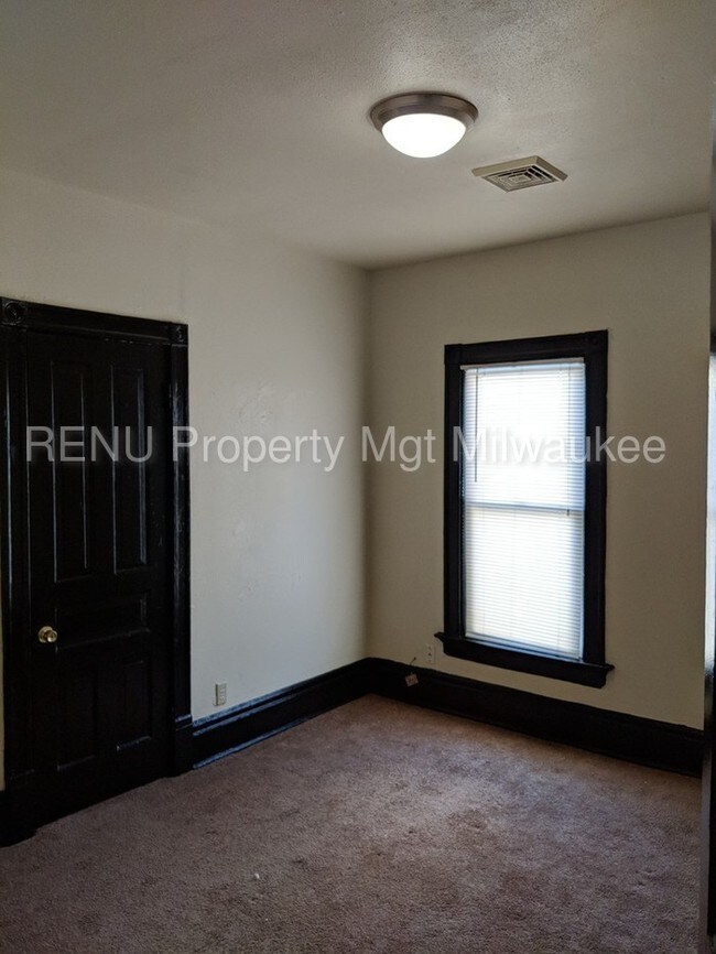 Building Photo - Beautiful Upper Duplex