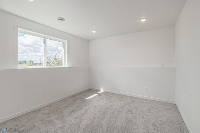 Building Photo - 4 bedroom 2 bathroom house