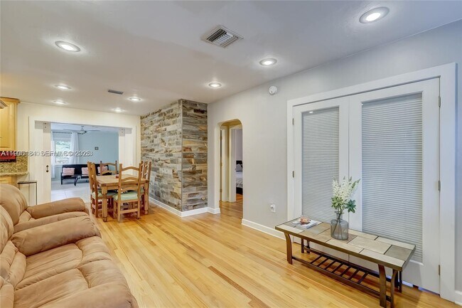 Building Photo - 1637 Cleveland St