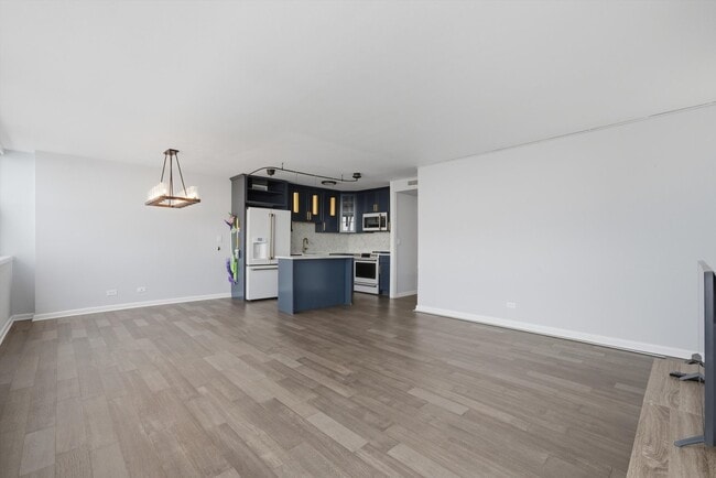 Building Photo - 6301 N Sheridan Rd