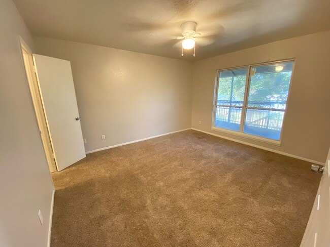 Building Photo - 1004 Allena Dr