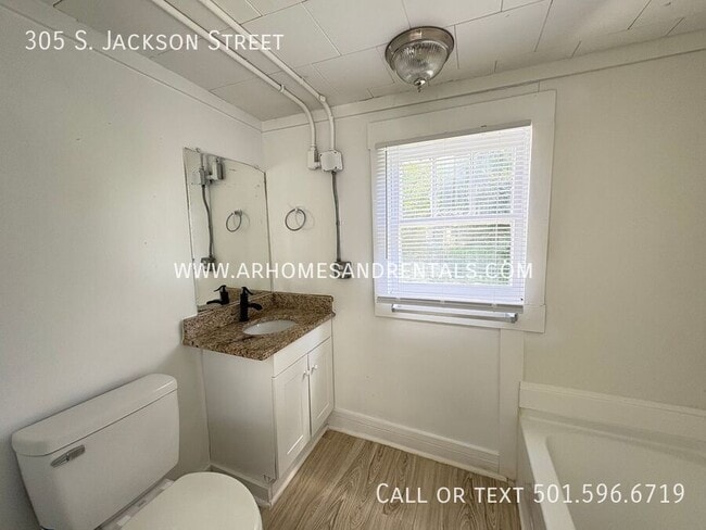 Building Photo - 305 S Jackson St