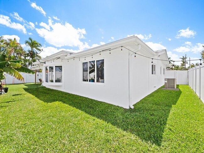 Building Photo - Coastal Elegance Awaits! Stunning 5-Bedroom Home in Prime Fort Lauderdale Location