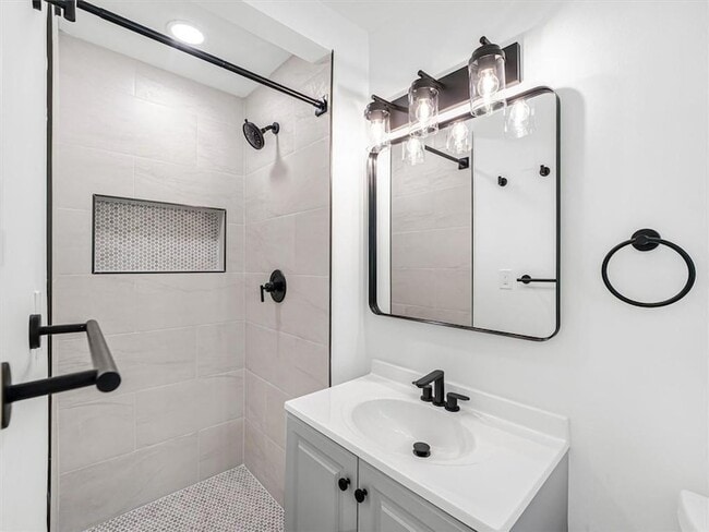 Building Photo - 454 Oak Dr SE