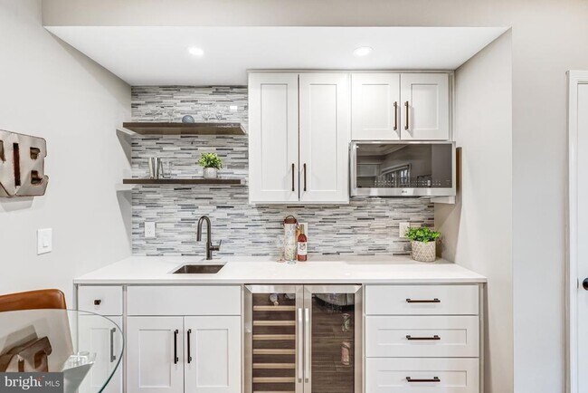 Building Photo - 17 Alexander St