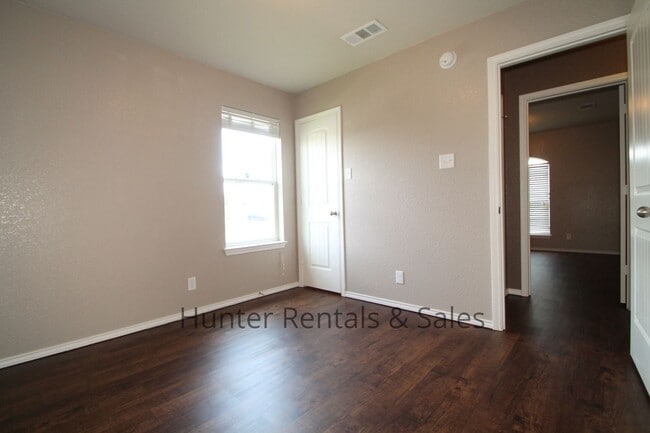 Building Photo - Fabulous Five Bedrooms!