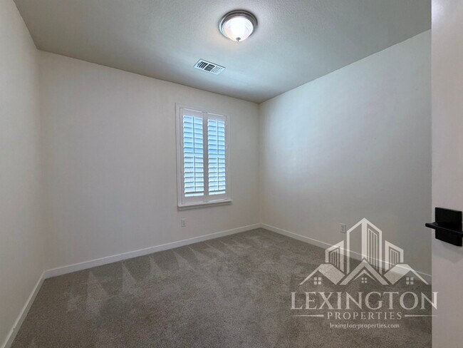 Building Photo - Modern Roseville Living – 3 Bed | 2.5 Bath |
