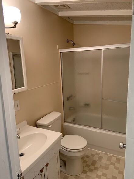 Nice Bathroom. - 5832 Phillips Ave