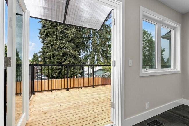 Building Photo - Gorgeous Remodeled West Seattle Craftsman w/ Air Conditioning