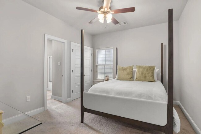 Building Photo - 3 Bedroom Furnished rental Near LSU|All utilities included |Short Term & Long Term Options Available