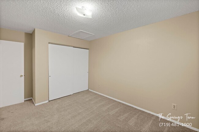 Building Photo - CHARMING 3BD/1.5BA TOWNHOME - NEW CARPET!