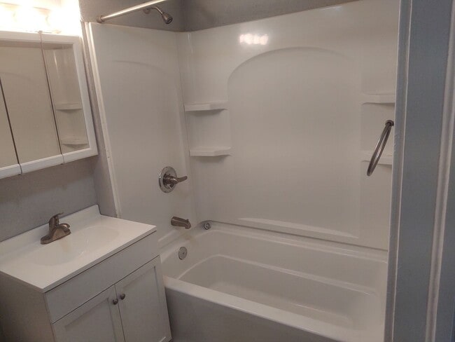 Building Photo - 3 Bedroom 1 Bathroom House W/ Bonus room &...