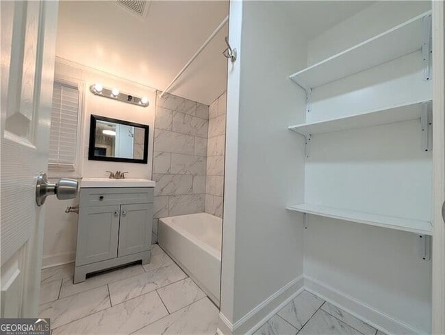 Building Photo - 1716 Thompson Ave