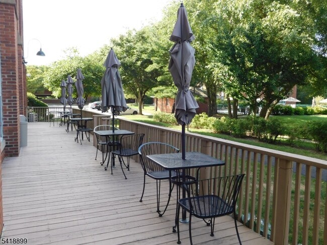 Building Photo - 300 Main St