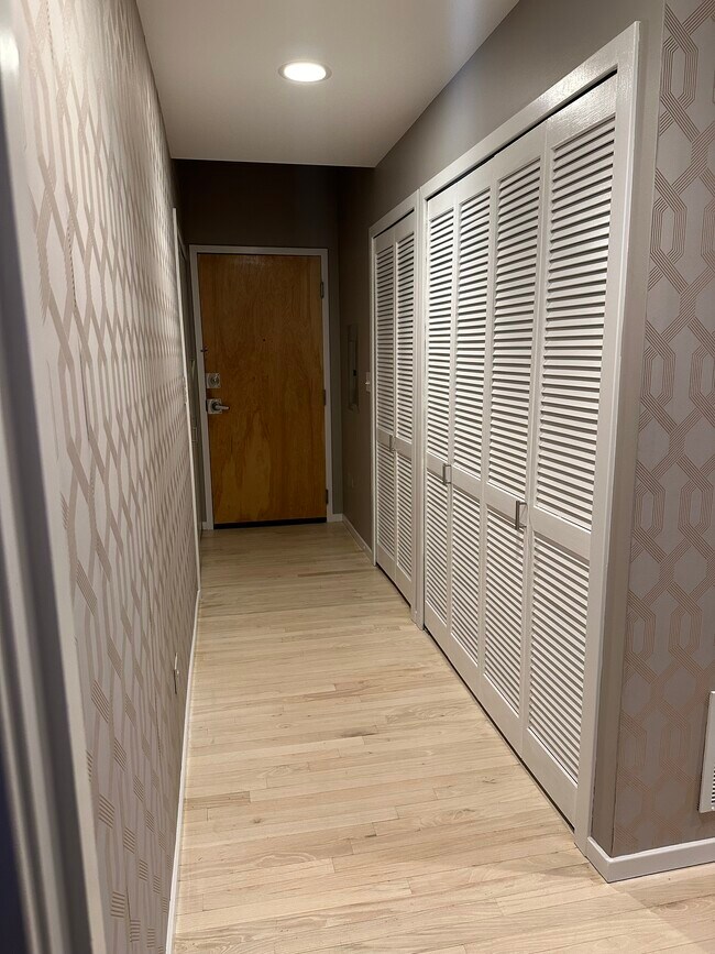 Building Photo - 1422 N La Salle Dr