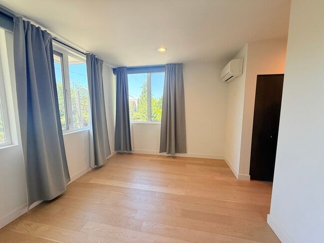 Building Photo - North Capitol Hill Townhome