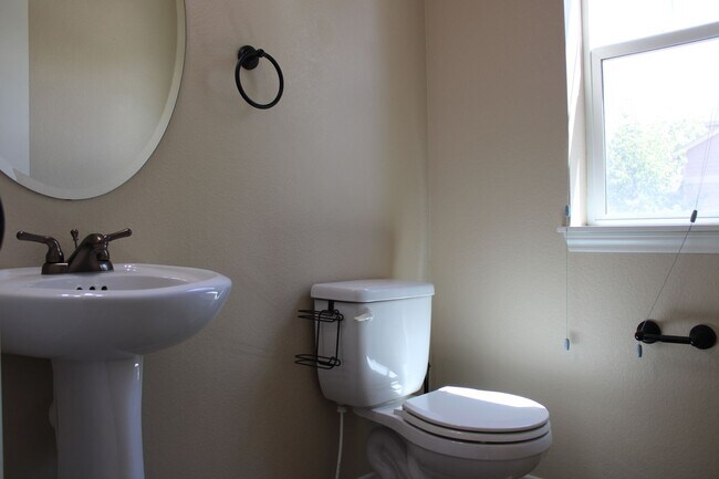 Building Photo - Stunning 3 Bedroom Home in North Fort Coll...