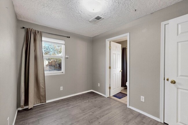 Building Photo - Historic Bungalow House 2/bd 1/ba 730/sf