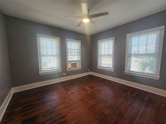 Building Photo - 725 J