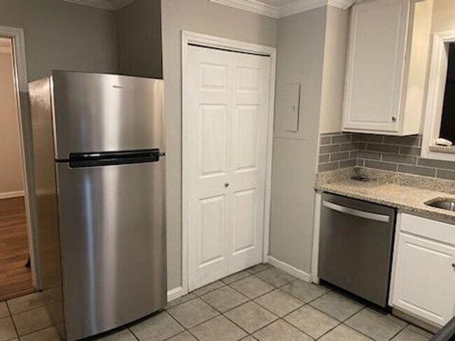 Building Photo - Spacious Condo in Prime Sandy Springs Location – Gated Community with Pool!