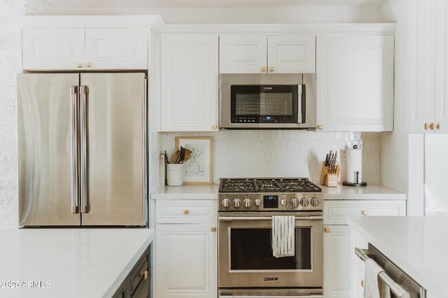 Building Photo - 8737 E Rose Ln