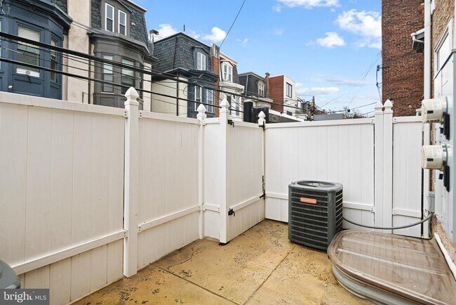 Building Photo - 2339 Catharine St