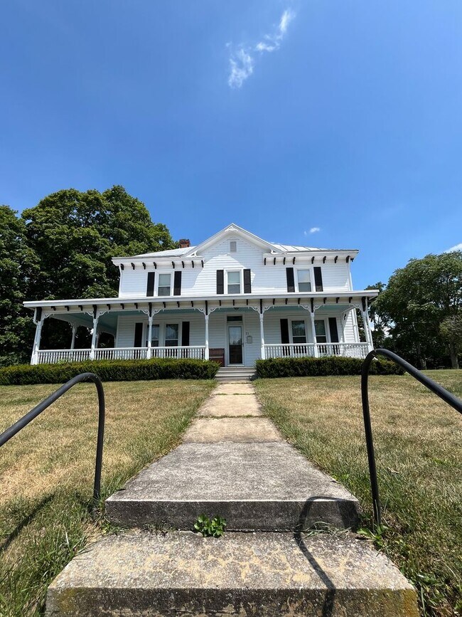 Building Photo - Beautiful 4-bedroom Farmhouse in Raphine a...