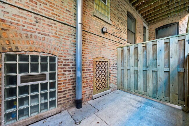 Building Photo - 1020 W Barry Ave