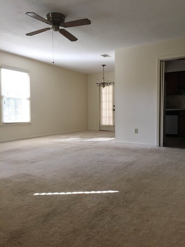 Building Photo - 47 Somerset Townhouse