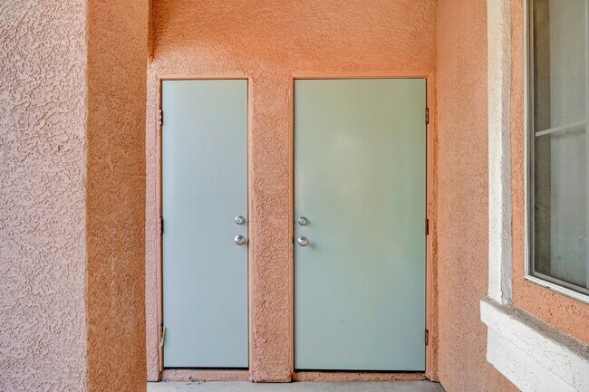 Building Photo - Beautifully Designed 2 Bedroom Condo in North Summerlin!