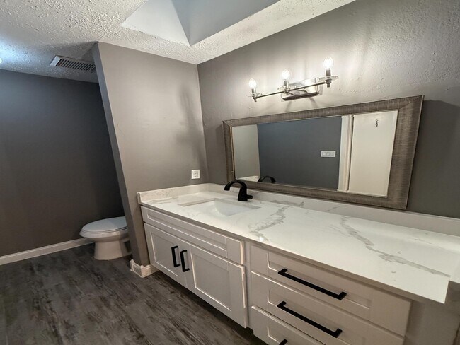 Building Photo - 9400 Doliver Dr