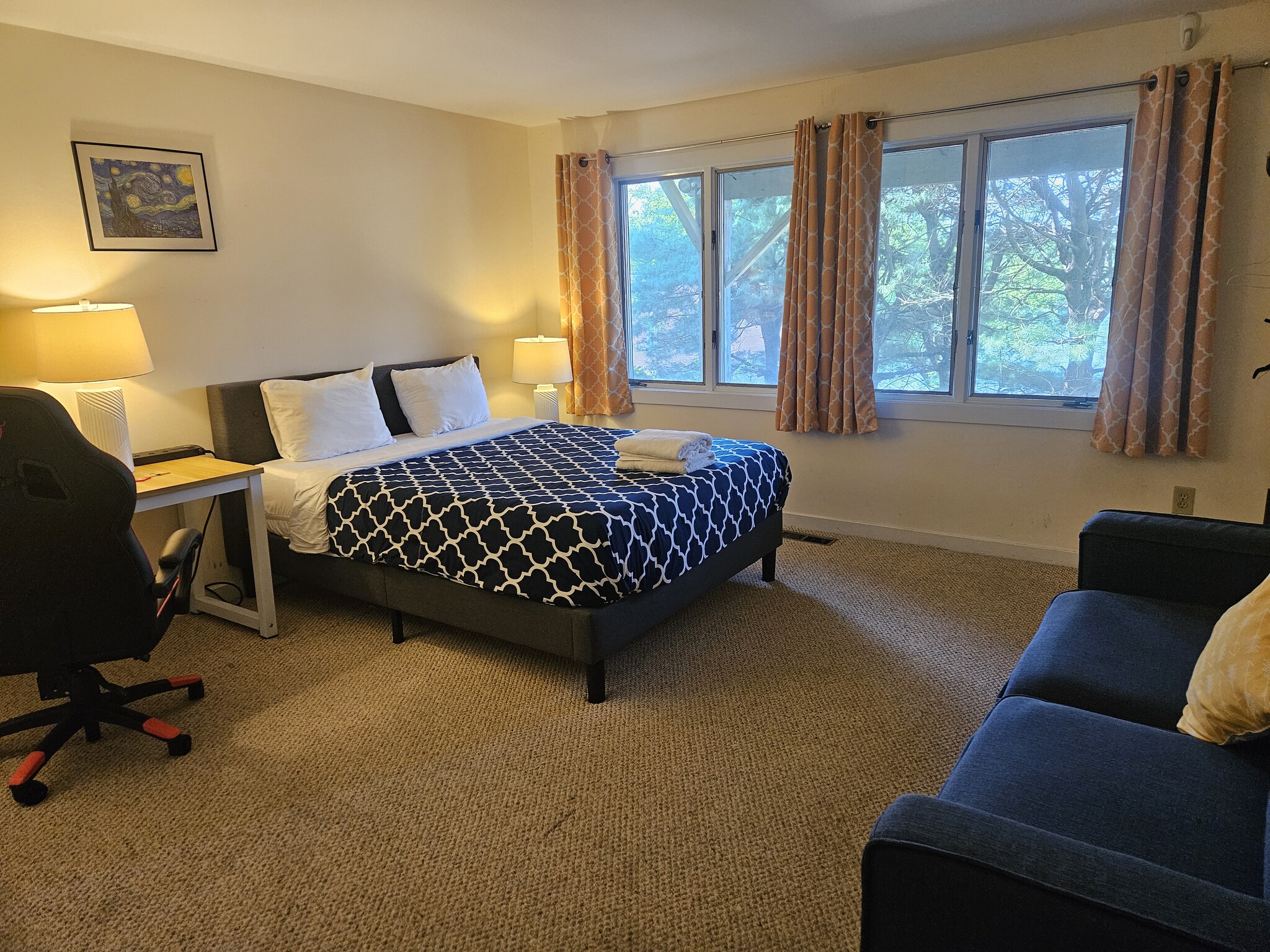 Spacious room with view - 4654 Charleston Ter NW