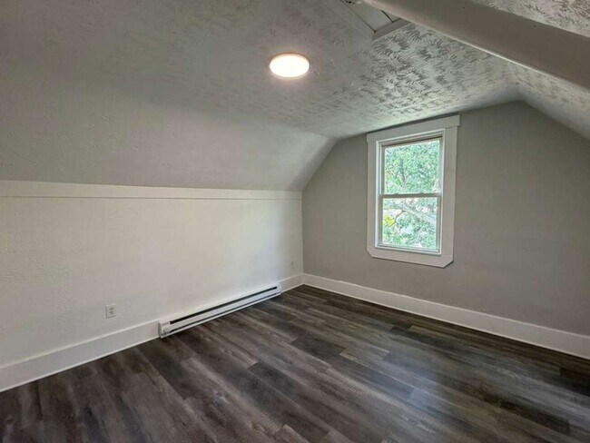 Building Photo - Comfortable & Convenient West Side Living