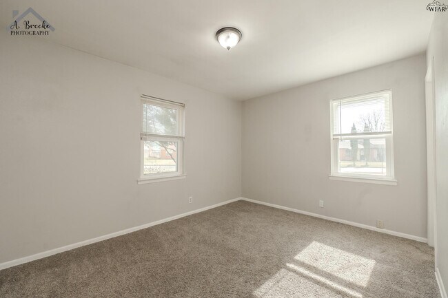 Building Photo - 1400 Phoenix Dr