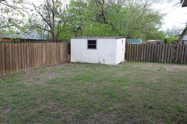 Building Photo - Great 2 Bdrm 1 Bath Home in Sanger Tx