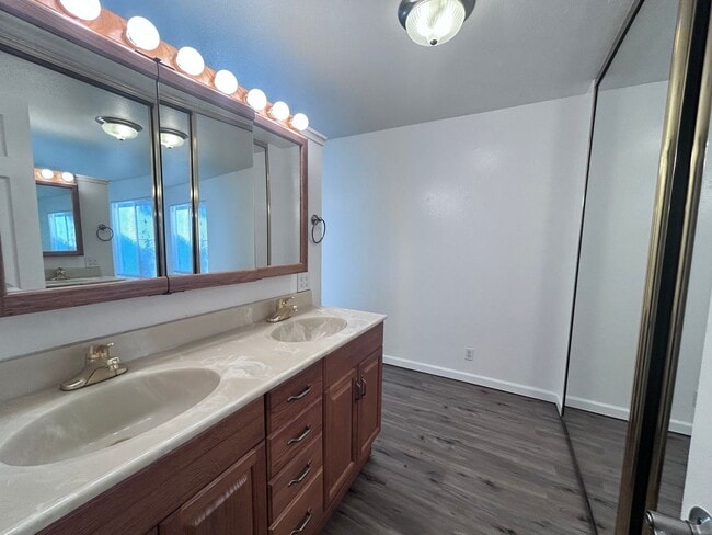 Building Photo - Three Bedroom Two Bathroom Home