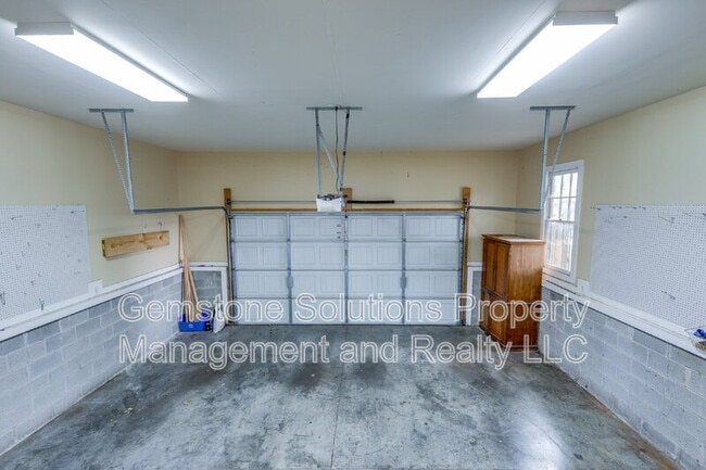 Building Photo - 210 38th Ave N