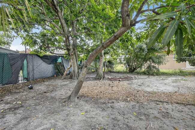 Building Photo - 1490 NW 20th St