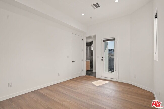 Building Photo - 257 S Park View St