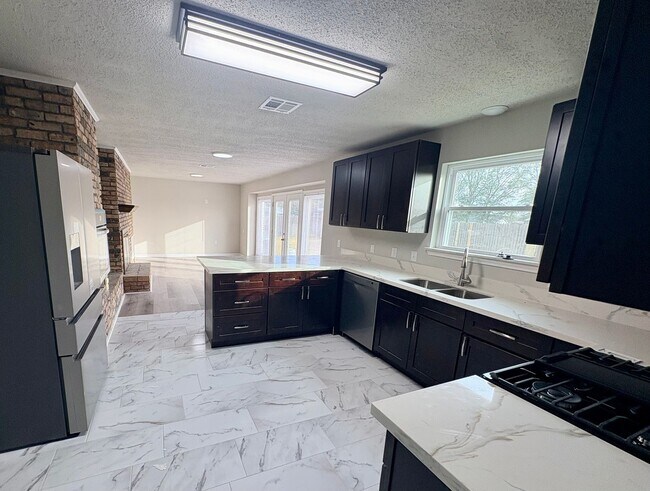 Building Photo - 5839 Kingsbury Ln