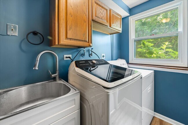Building Photo - 371 Larchmont Ct