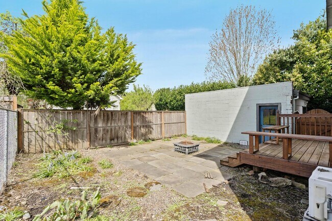 Building Photo - Unique, spacious 4-bdrm/3-bath Craftsman w/ lots of character. Bonus room, near Alberta District!