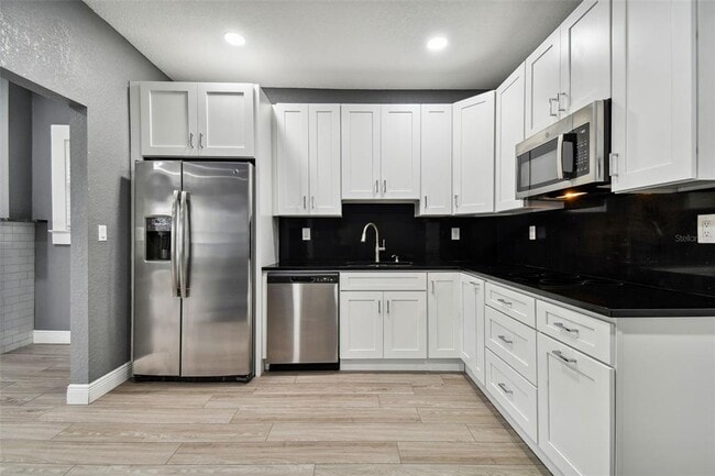 Building Photo - 6810 N Navin Ave